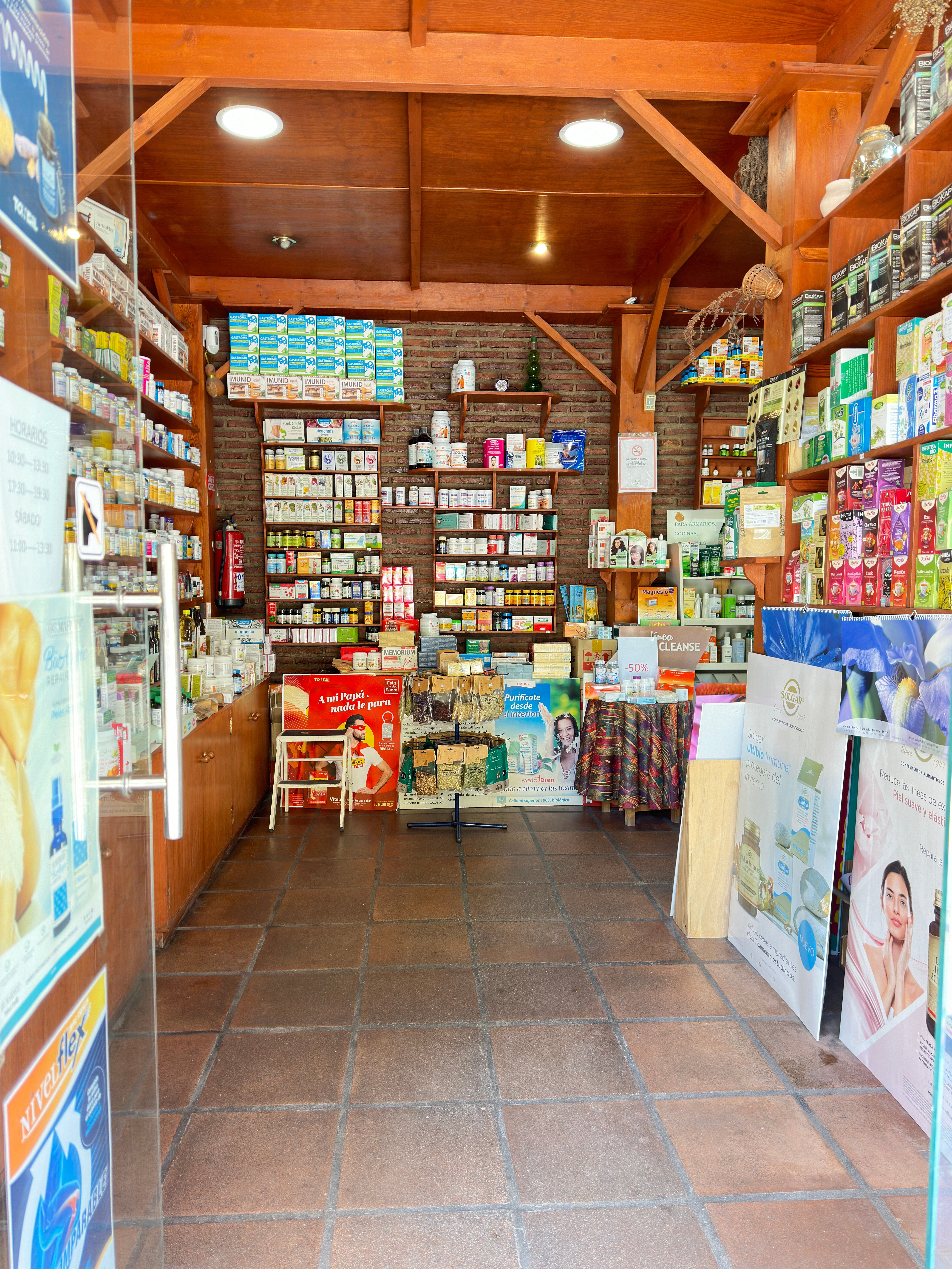 Interior de El Bosque Oriental — estanterías de productos